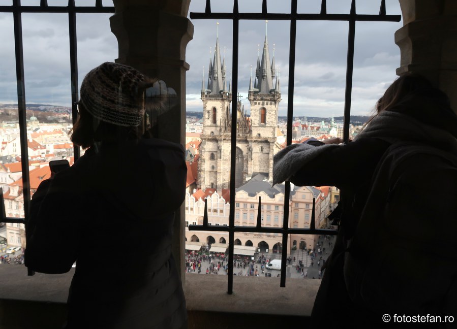 poze turisti turn ceas astronomic praga cehia decembrie