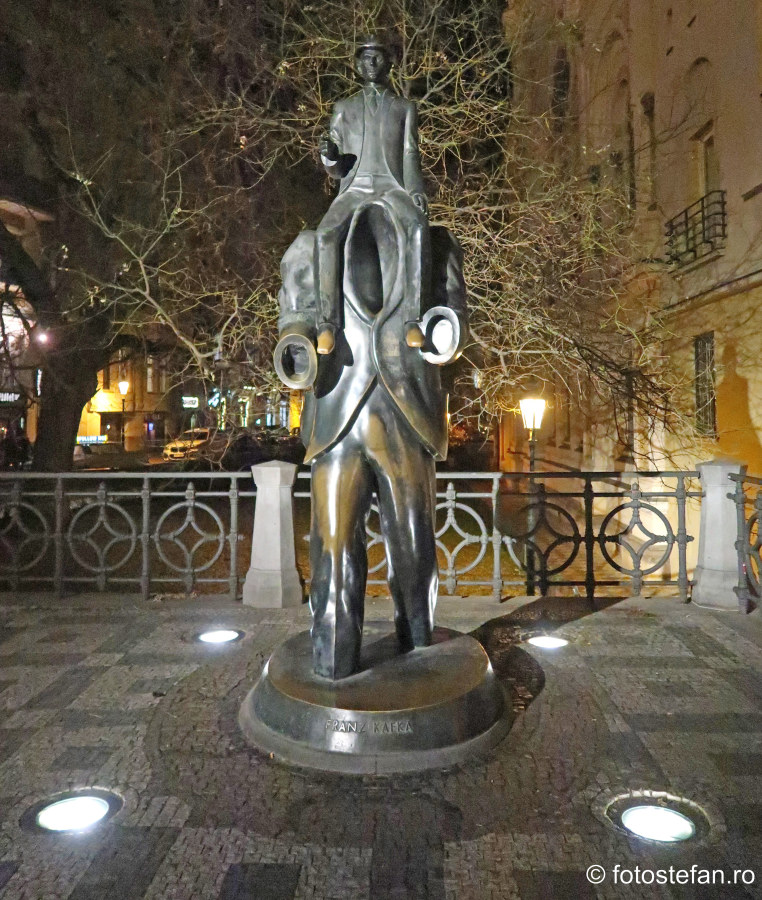 monument Franz Kafka seara praga city break atractie turistica