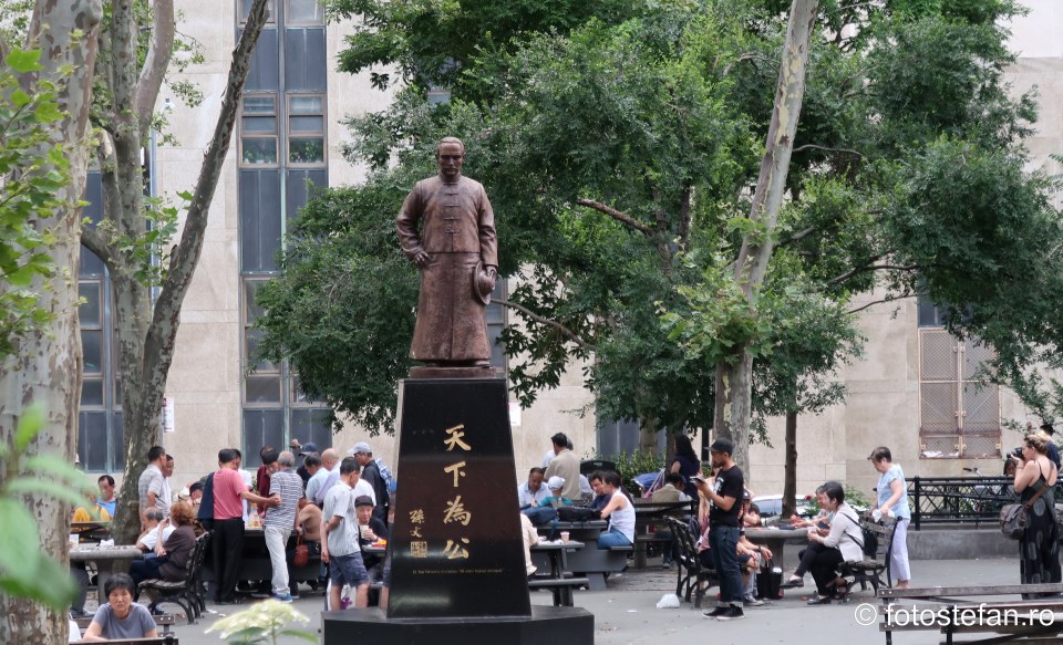 poza statuie chinez new york chinatown