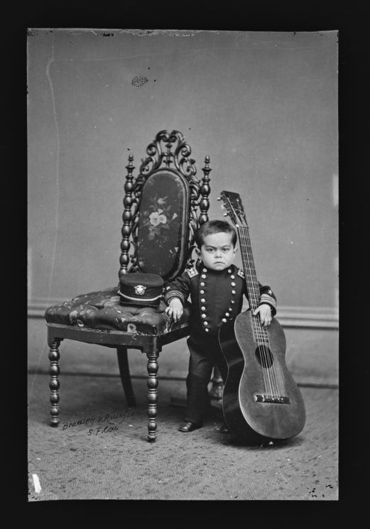 poza veche alb negru copil chitara Leopold Kahn
