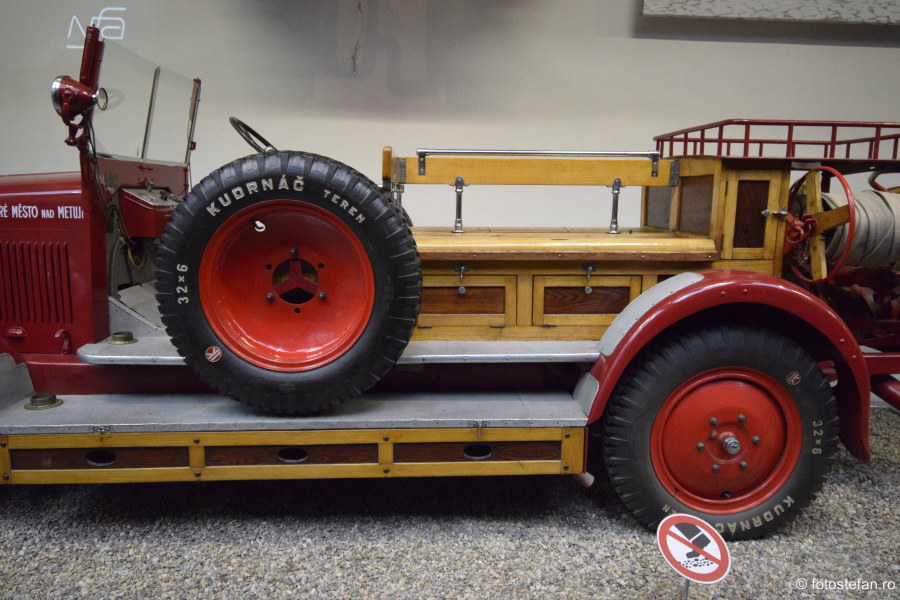 detaliu masina pompieri exponat muzeul tehnicii praga cehia