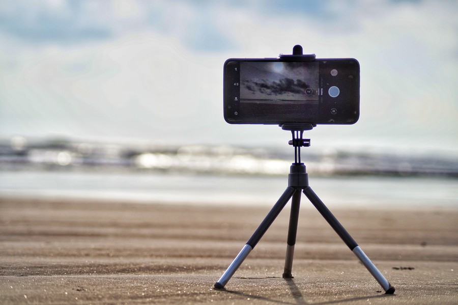 poza accesorii vlogging smartphone plaja mare