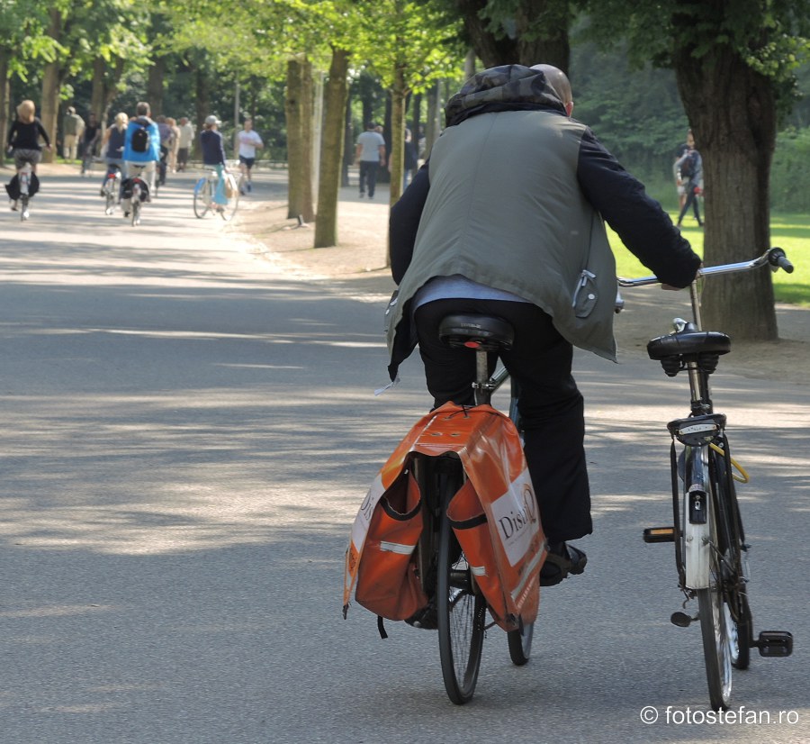 poza biciclist doua biciclete amsterdam