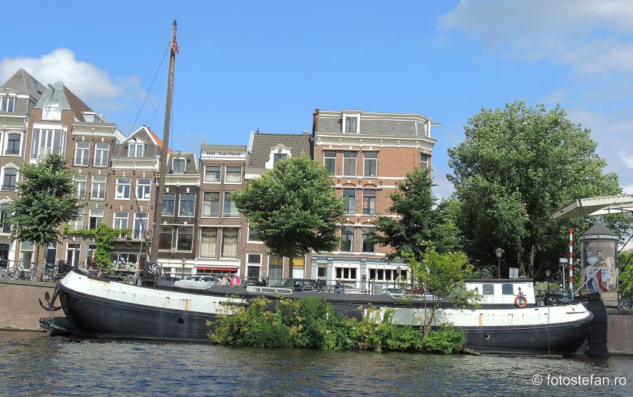 Locuri de vizitat in Amsterdam poza barca canal