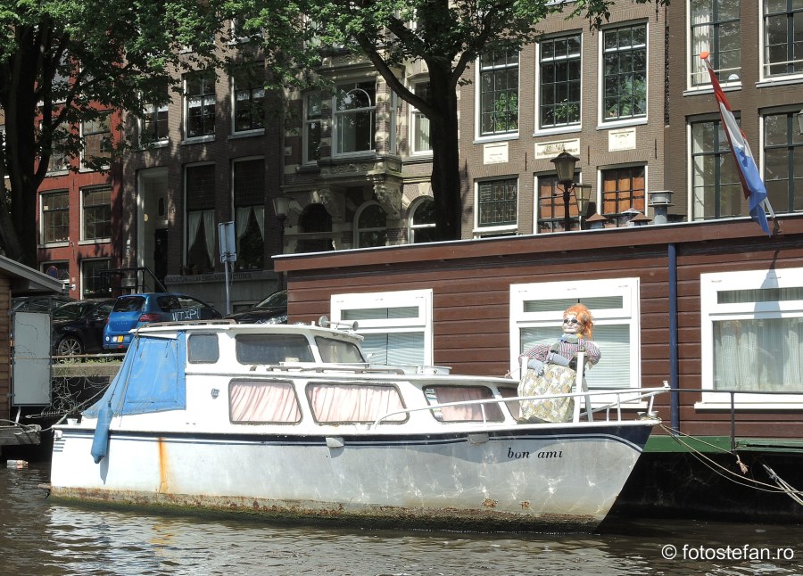 poza barca papusa canal amsterdam olanda