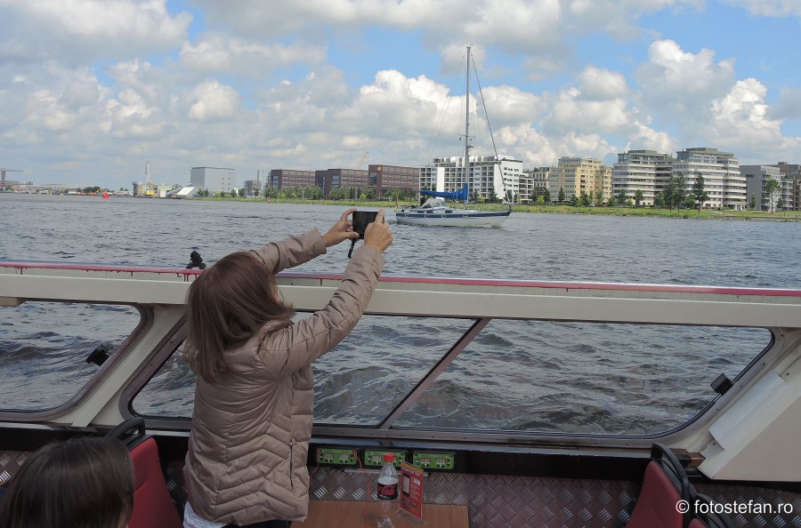 poza turista fotografa vapor amsterdam olanda