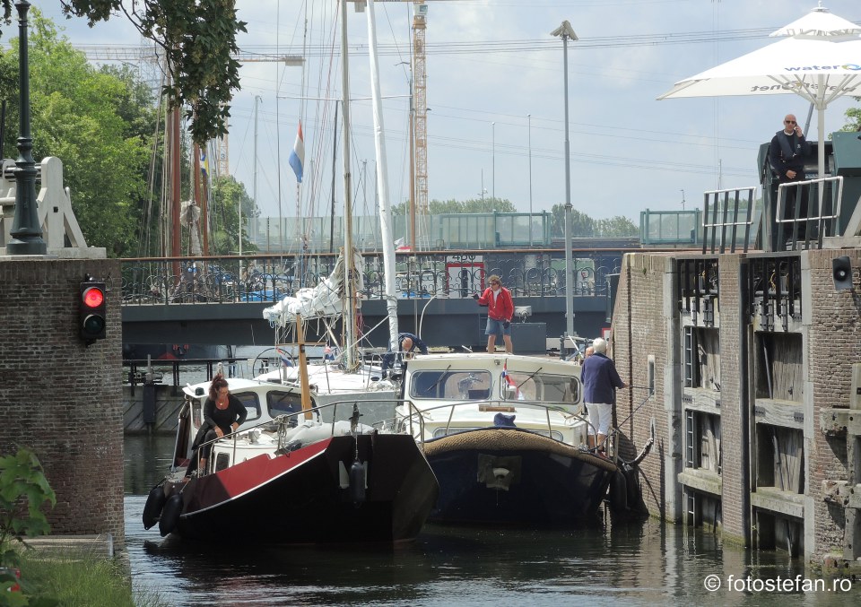 fotografie ambarcatiuni traversand canal olanda 