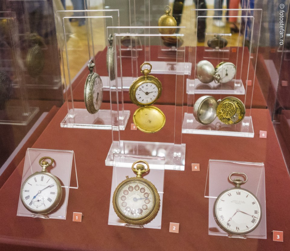 fotografii vernisaj Timp mecanic vs Timp biologic expozitie ceasuri istorice Muzeul Municipiului Bucuresti