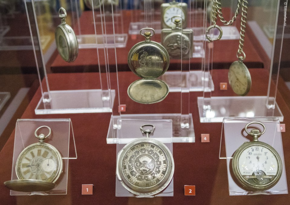 poze Timp mecanic vs Timp biologic expozitie ceasuri istorice Muzeul Municipiului Bucuresti 