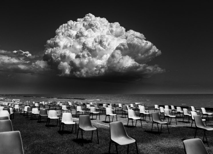 poza alb negru nori scaune distantare sociala