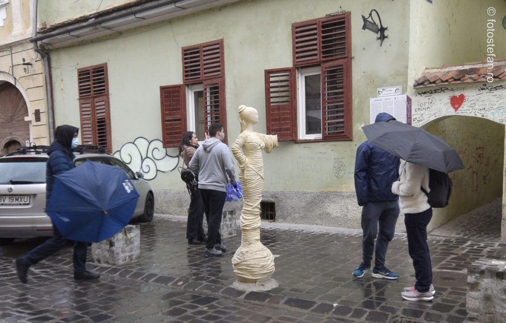 foto turisti strada sforii brasov ploaie umbrele