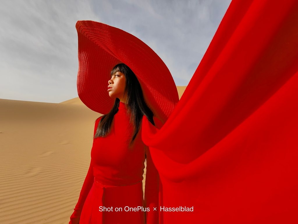 foto fata rochie palarie rosie telefon mobil OnePlus 10 Pro Hasselblad