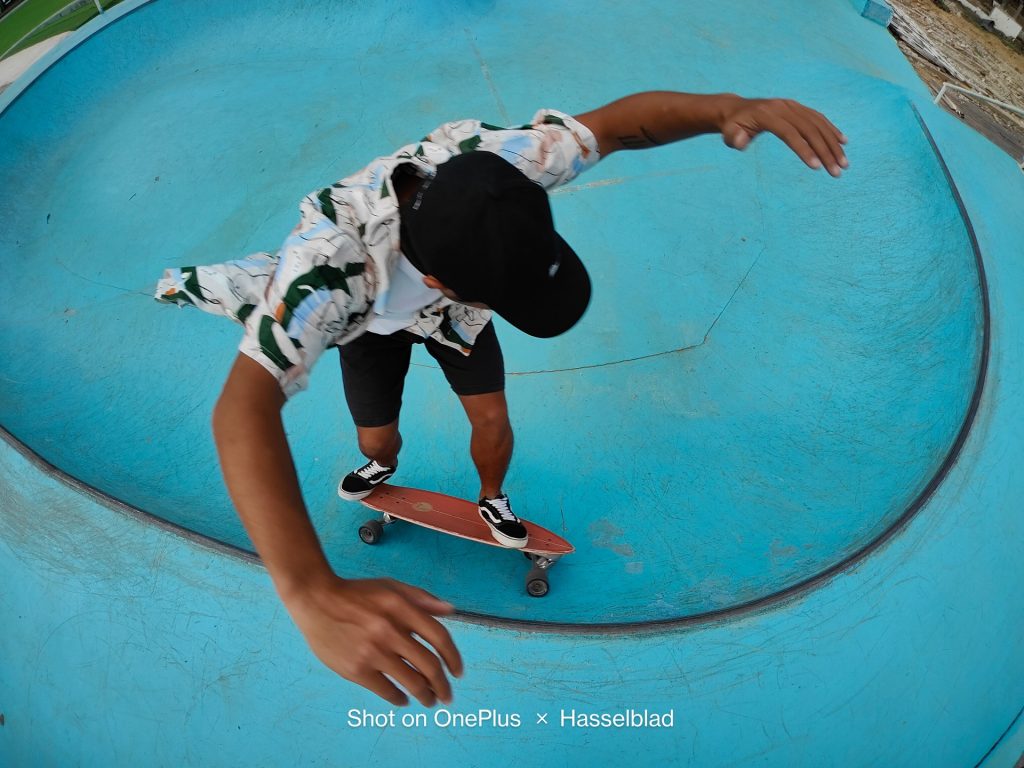 poza skateboard baiat ultrawide obiectiv smartphone OnePlus 10 Pro Hasselblad Camera for Mobile