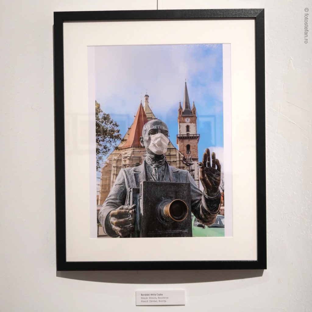poza statuit fotograf masca fotojurnalism expoziti institutul maghiar bucuresti