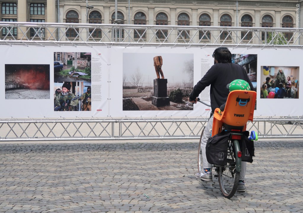 poza tata bicicleta scaun copil  Expozitia World Press Photo 2022 Bucuresti
