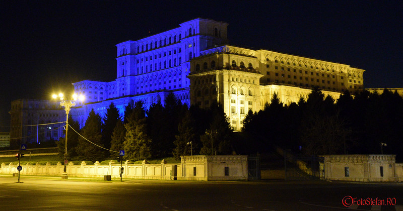 poza parlament romania bucuresti iluminat albastru World Autism Awareness Day