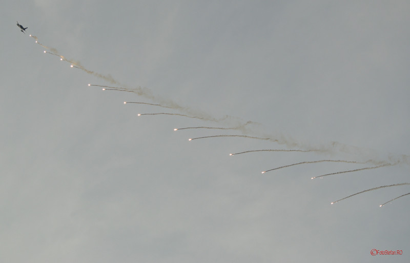 poza foto iar 99 soim flares spectacol acrobatie aeriana bucuresti baneasa