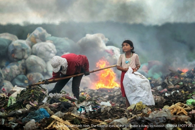 poza fata groapa gunoi india Environmental Photographer of the Year