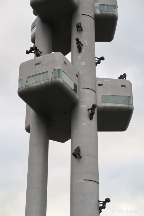 poze statui turn tv praga artis David Cerny