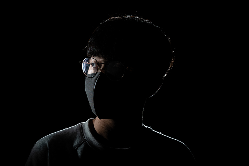 poza protest hong kong masca neagra ochelari
