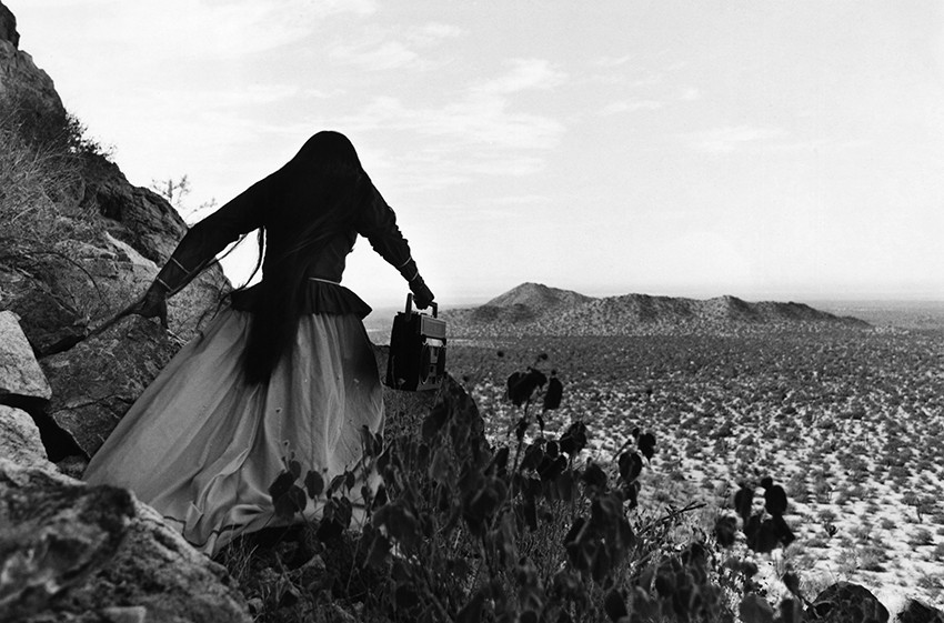 poza alb negru femei camp fotografie