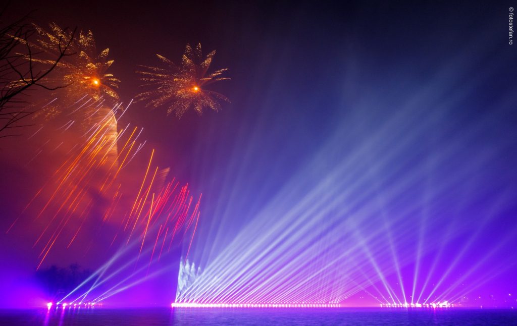 poza spectacol luimini laser artificiii parcul Alexandru Ioan Cuza IOR