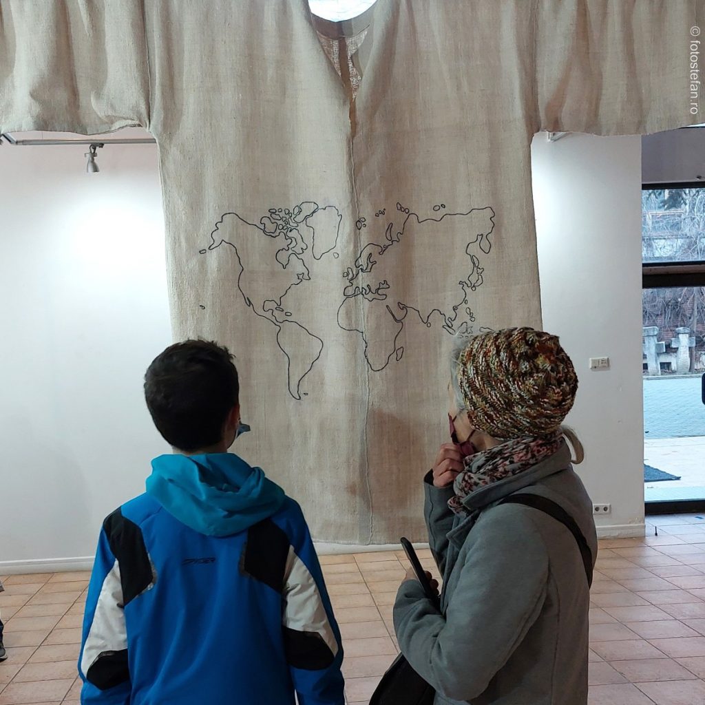 fotoreportaj muzeul taranului roman expozitia camasa ciumei