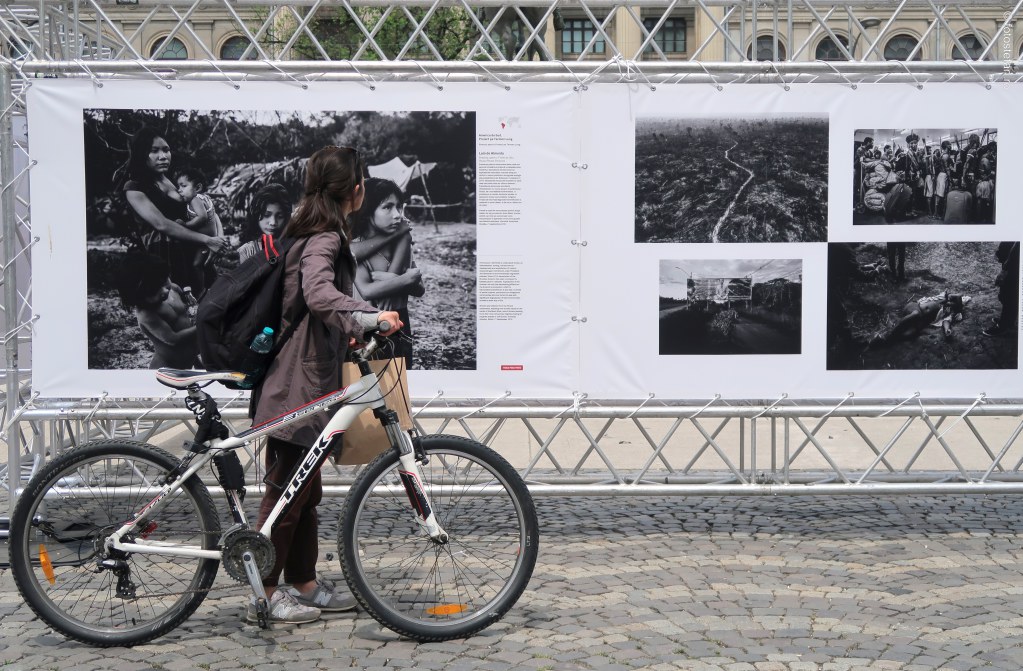 poza fata bicicleta expozitie fotografie bucuresti piata universitatii