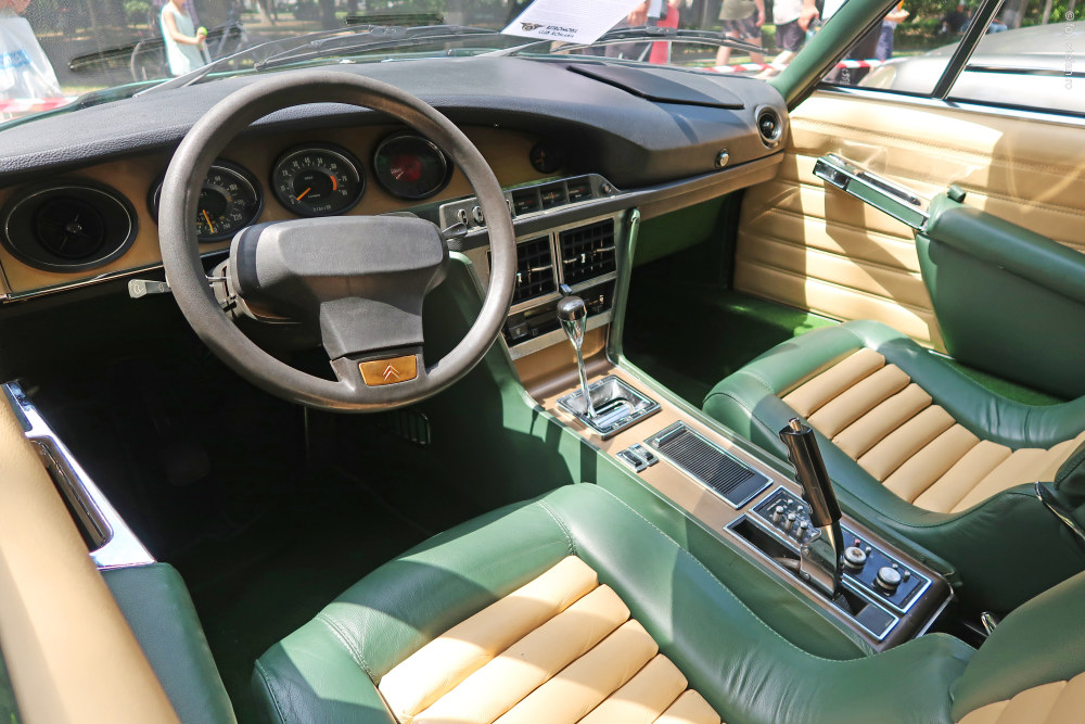 foto interior masina clasica franceza retro