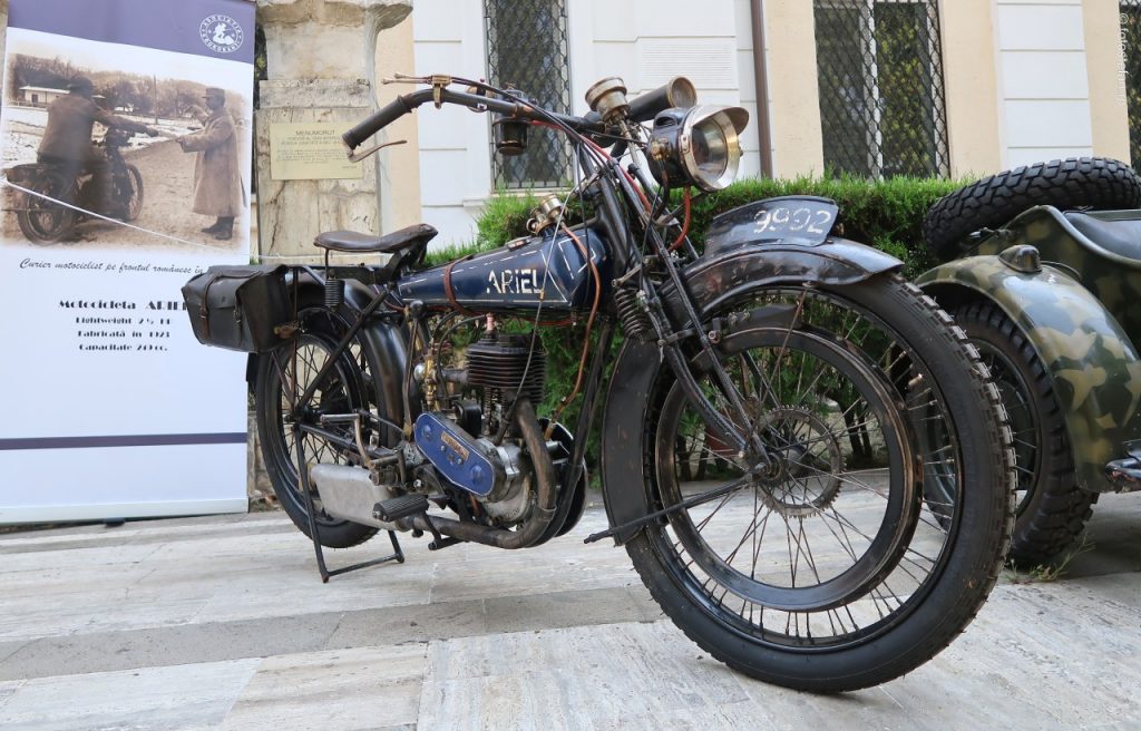 poza mototcicleta istorica ariel 
