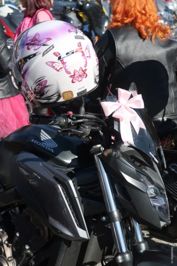 poza casca motocicleta desenata decoarata funda roz