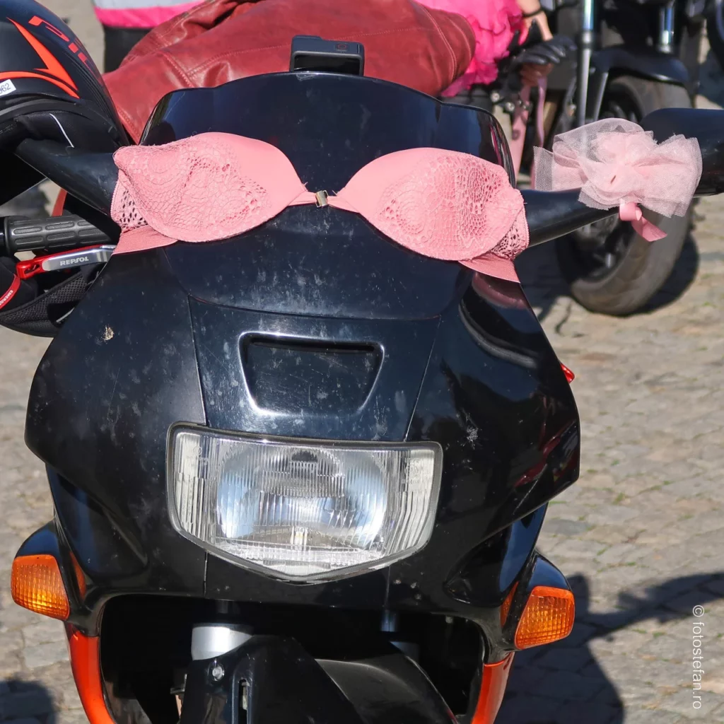 poza sutien roz motocicleta ride pink mars