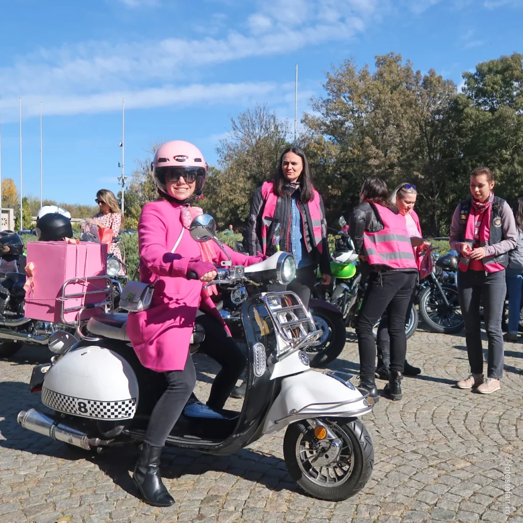 poza fata motorscuter roz mars Ride Pink