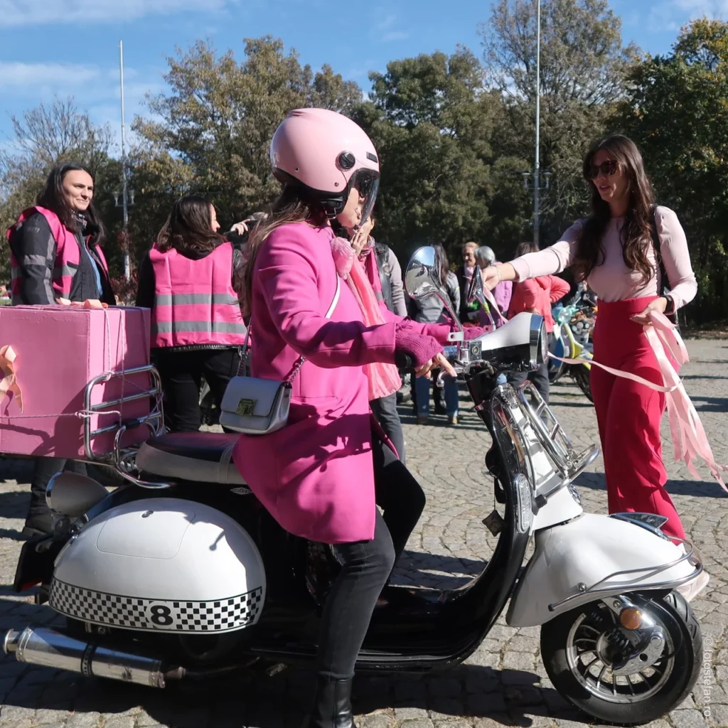 foto fatat roz motoscuter Marsul moto Ride Pink bucuresti