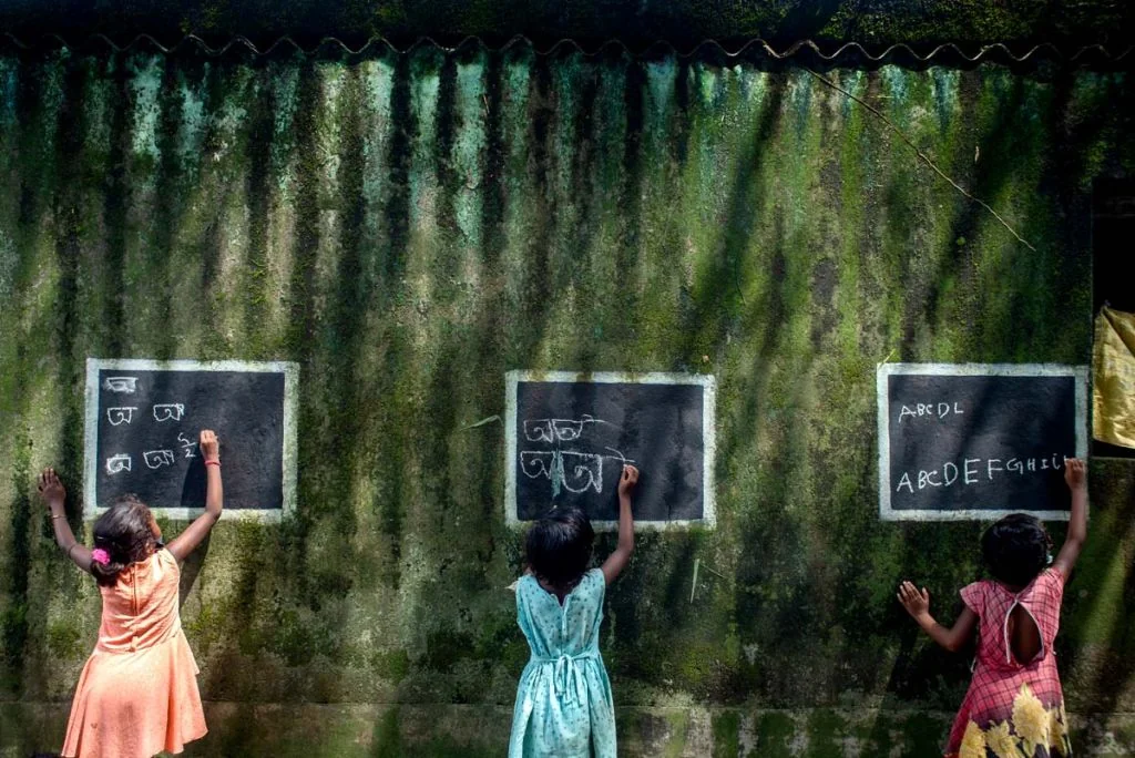 poza elevi india tabla scris perete casa
