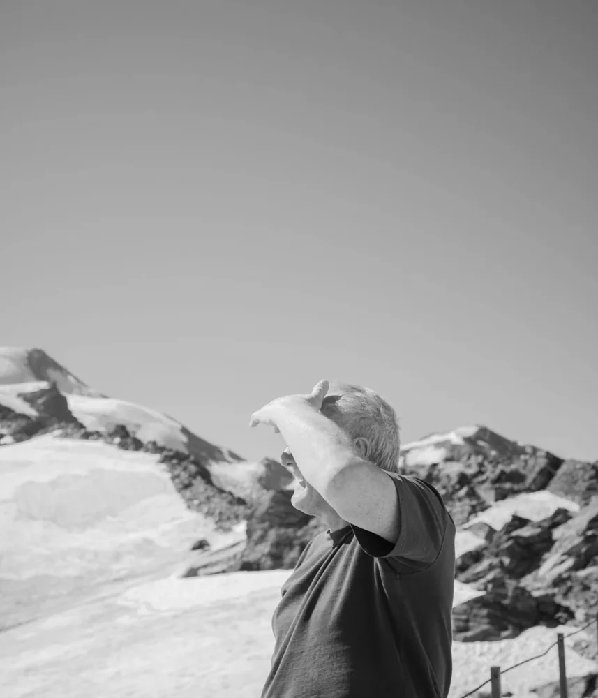 poza alb negru fotograf muntii alpi iarna italian 