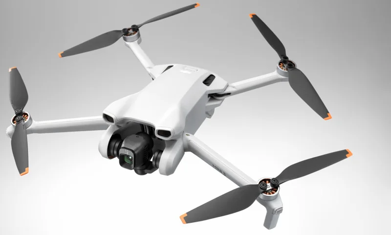 DJI Mini 3 poza drona compacta usoara