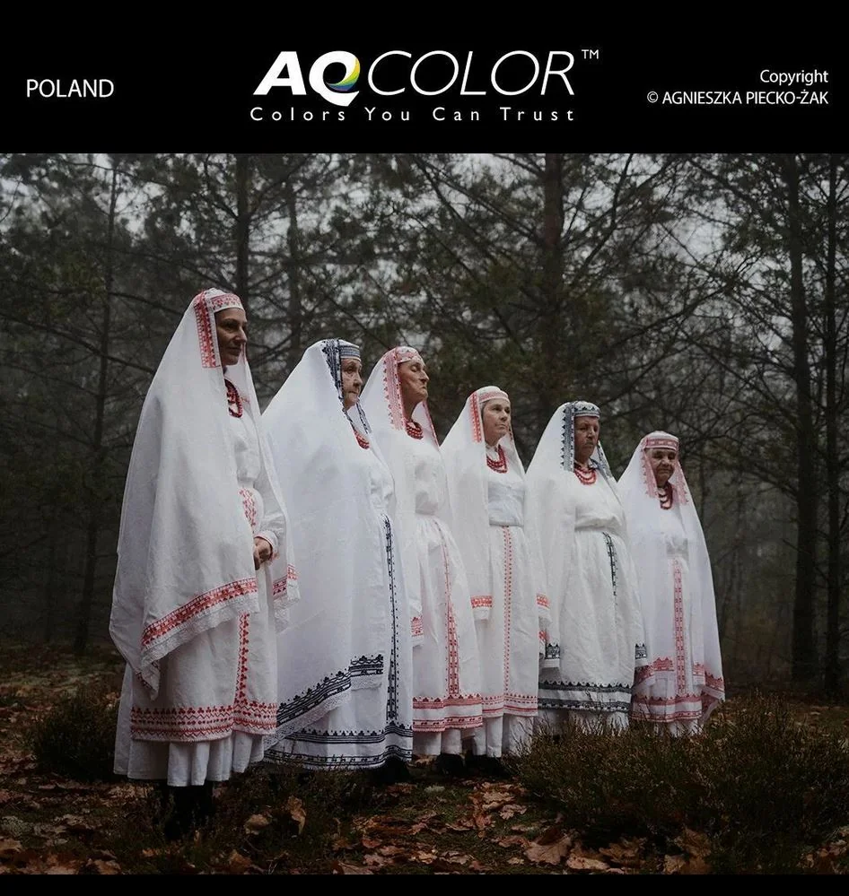 poza grup femei costume traditionale canta padure PhotoVue Competition Capturing Cultural Heritage