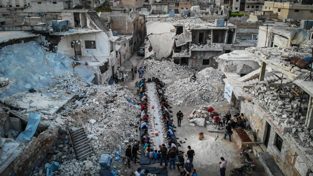 fotografie cladiri daramate siria oameni mancand