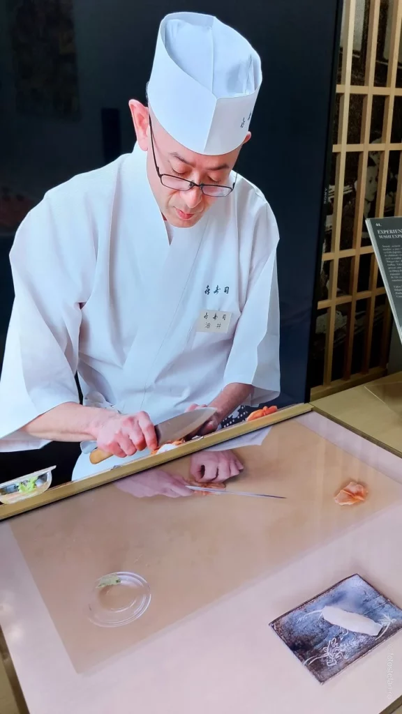 poza bucatar japonez preparare sushi mancare traditionala
