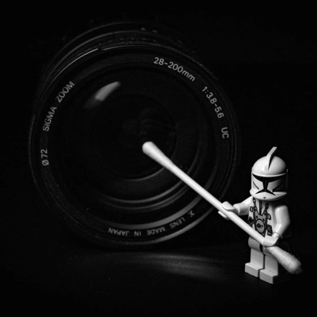 Cum sa cureti corect obiectivul aparatului foto-video poza stormtrooper lego