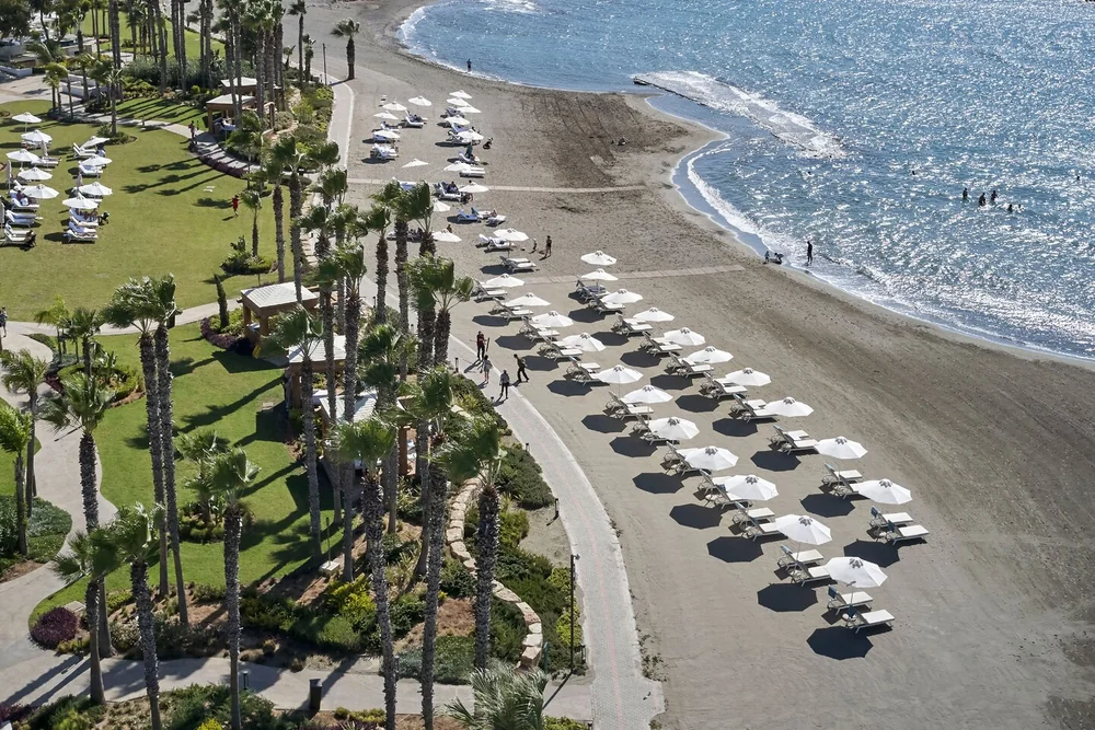 poza plaja umbrele cipru oferta turistica