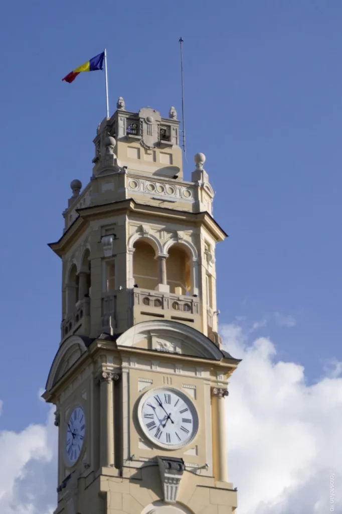 poza turn cu ceas steag romania oradea obiectiv turistic