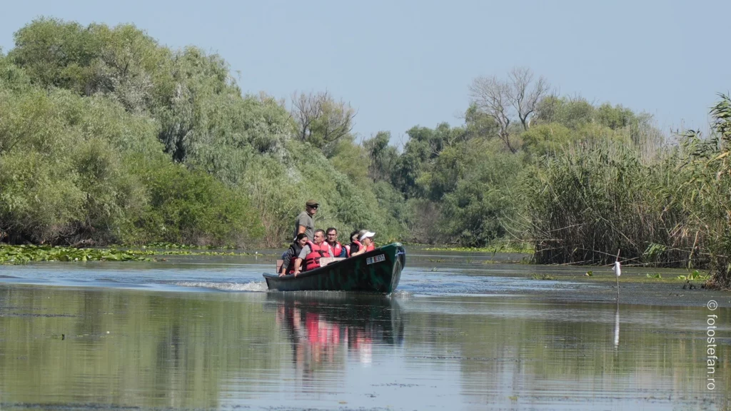 poza barca deschisa descoperita Excursie 1 zi Delta Dunarii plecare din Tulcea