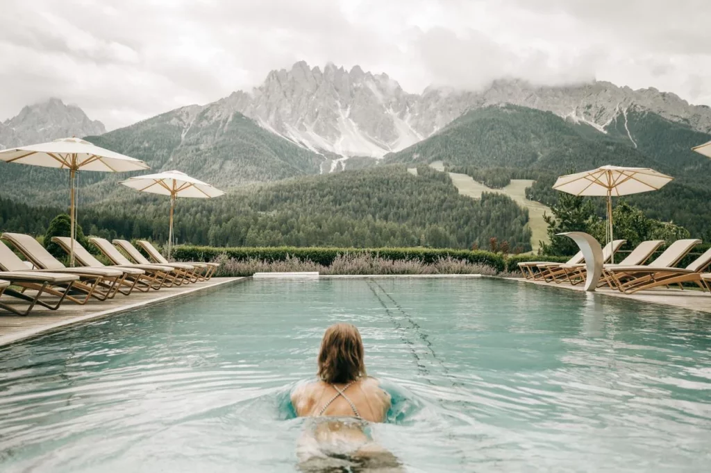 poza piscina italia iarna peisaj munte oferta turistica