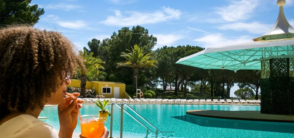 poza cocktail piscina Vacanta in Algarve vara 2024 oferta turistica zbor charter 