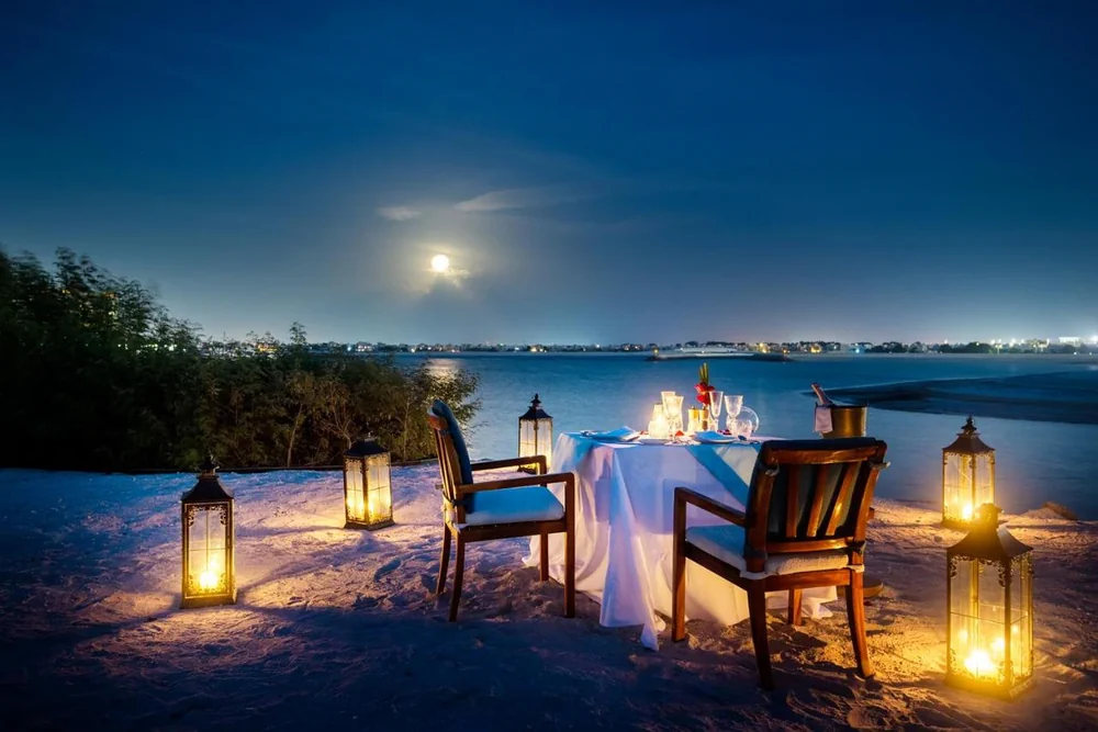 poza seara lumina felinare luna plaja Ras Al Khaimah 