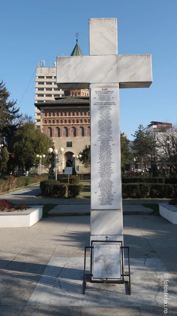 poza monument cruce marmura alba Revolutia din Decembrie 1989 Iasi startul inabusit