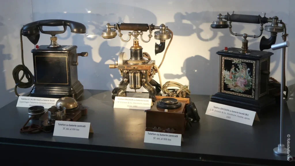 poza telefoane rotita manivela Muzeul Stiintei si Tehnicii Iasi